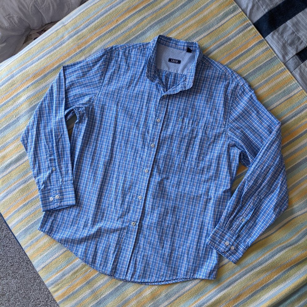 ✨ Izod blue plaid button up size Large